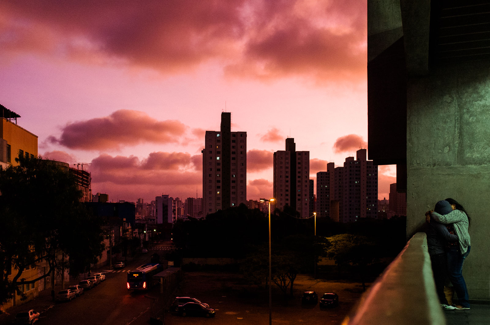  As the city burns we stand up – Metro Bras 