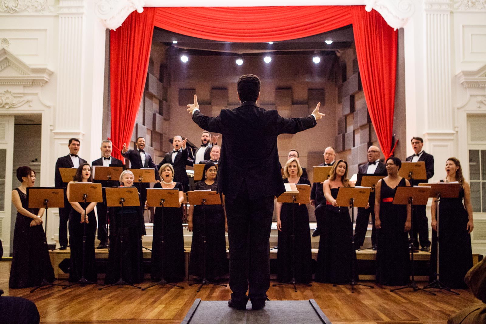  Gianmario, is an Italian conductor of orchestra. In the picture is directing the Coral Paulistano in the Conservatory of São Paulo . In the last ten years he built a strong connection with the Italian community of &nbsp;São Paulo where the italian c