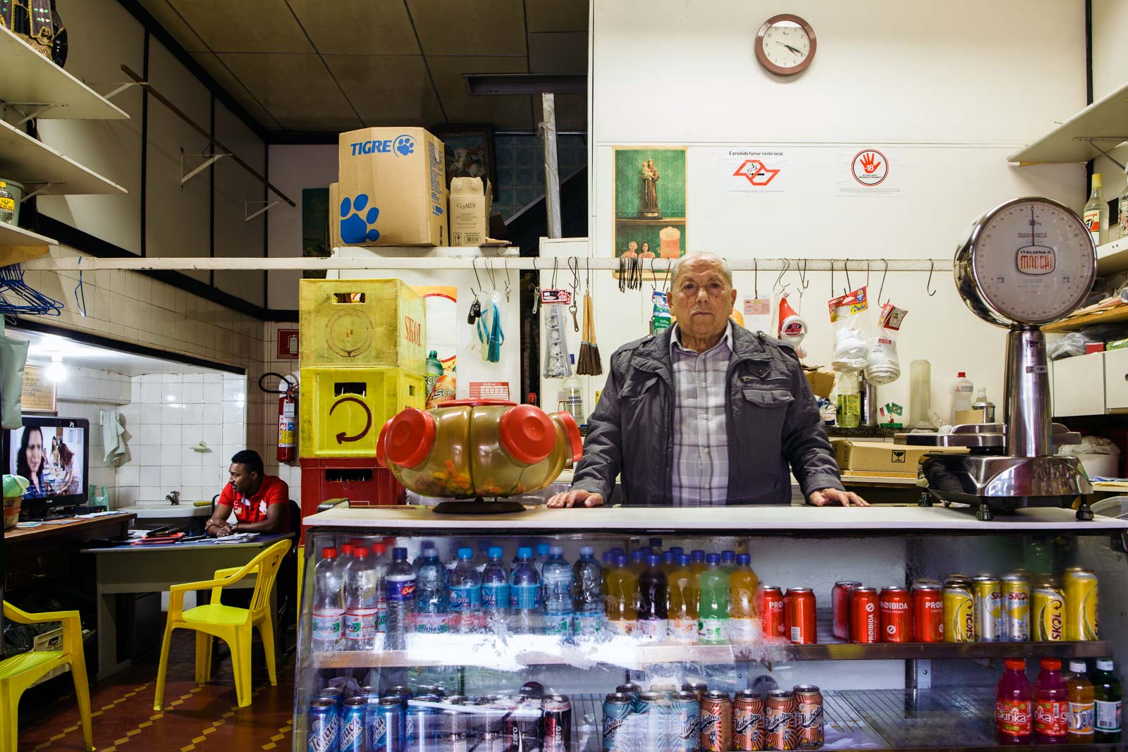  Antonio was born in the province of Salerno and he arrived in Brazil in the 50s. It has a grocery store in Bixiga, the historic Italian neighborhood of São Paulo. Today in the district they live more blacks than Italian. João, his partner, he is als