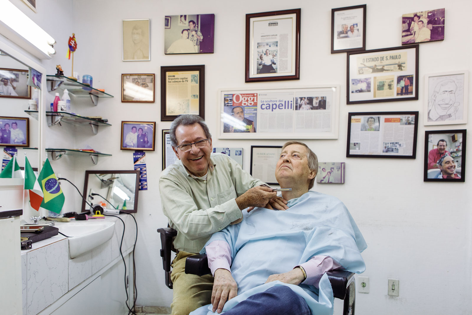  Jose Carlos, descending, intent on doing the shaving to the ambassador of Poland in Brazil. Since 30 years he is the  capillary architect , so he define himself, in the  Edificio Italia . His customers are politicians, show people &nbsp;and football