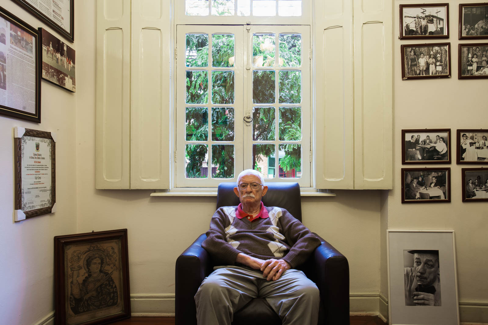  Walter Taverna, descending, founder of the &nbsp; Centro de Memória Do Bixiga &nbsp; in São Paulo . 