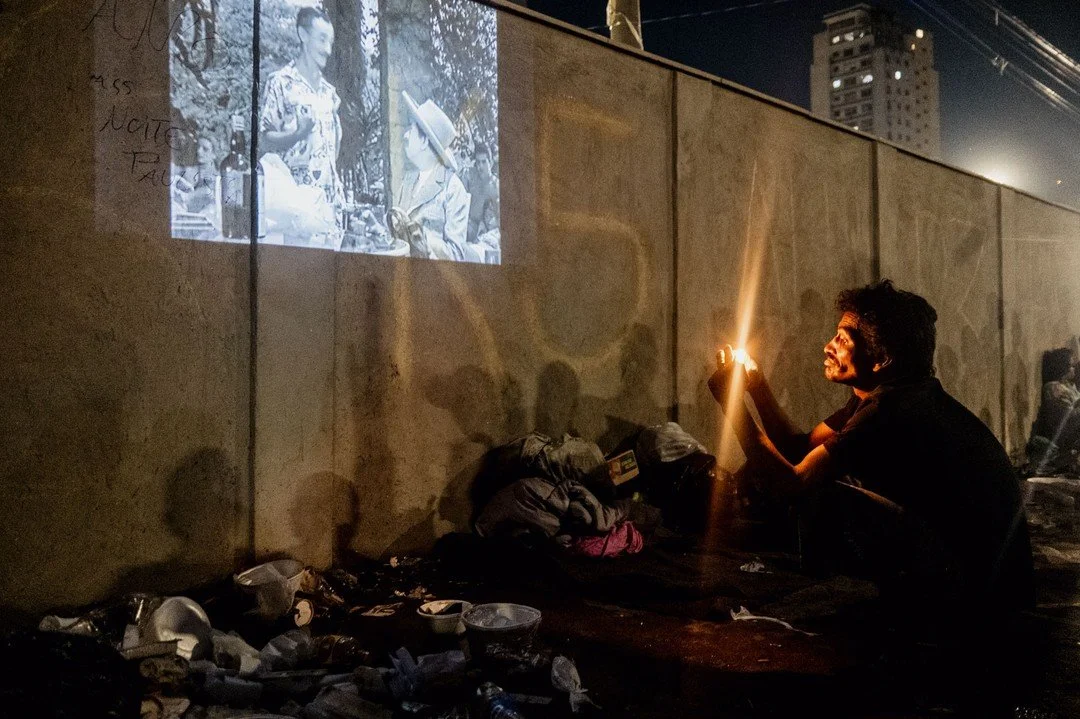 O poder do cinema &eacute; te pegar pela m&atilde;o e te levar para outro lugar. &Eacute; isso que prop&otilde;e o projeto @cine_fluxo, que organiza proje&ccedil;&otilde;es de filmes e document&aacute;rios uma vez por semana no fluxo da Cracol&acirc;