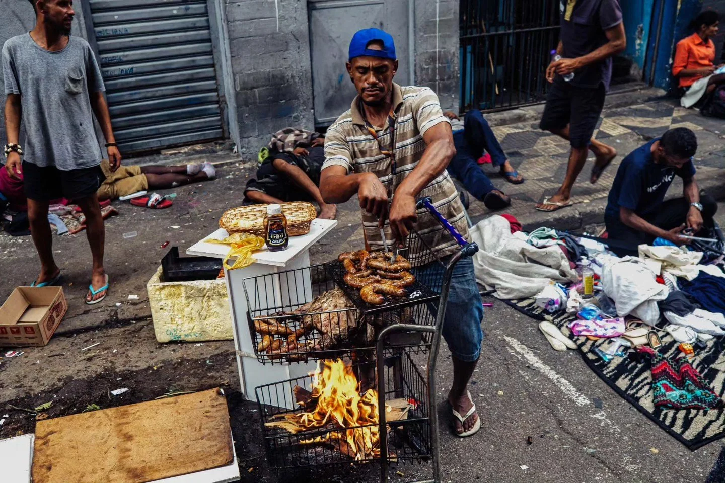 1&deg; de maio, dia do trabalhador e da trabalhadora.
Nas ruas, como na regi&atilde;o da cracol&acirc;ndia, em S&atilde;o Paulo, as pessoas lutam para sobreviver realizando atividades de maneira informal. H&aacute; quem lave o vidro dos carros nos fa
