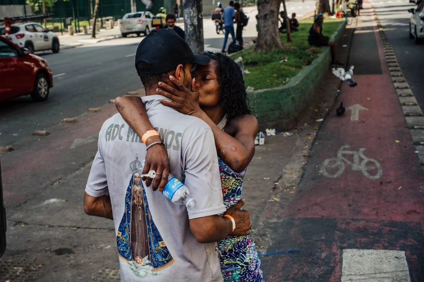 13 de abril, Dia do Beijo
Um beijo n&atilde;o &eacute; um simples movimento de l&aacute;bios ou da l&iacute;ngua, acontece tamb&eacute;m na posi&ccedil;&atilde;o das m&atilde;os. Os dedos podem descer envergonhados para a cintura, ou apertar com cari