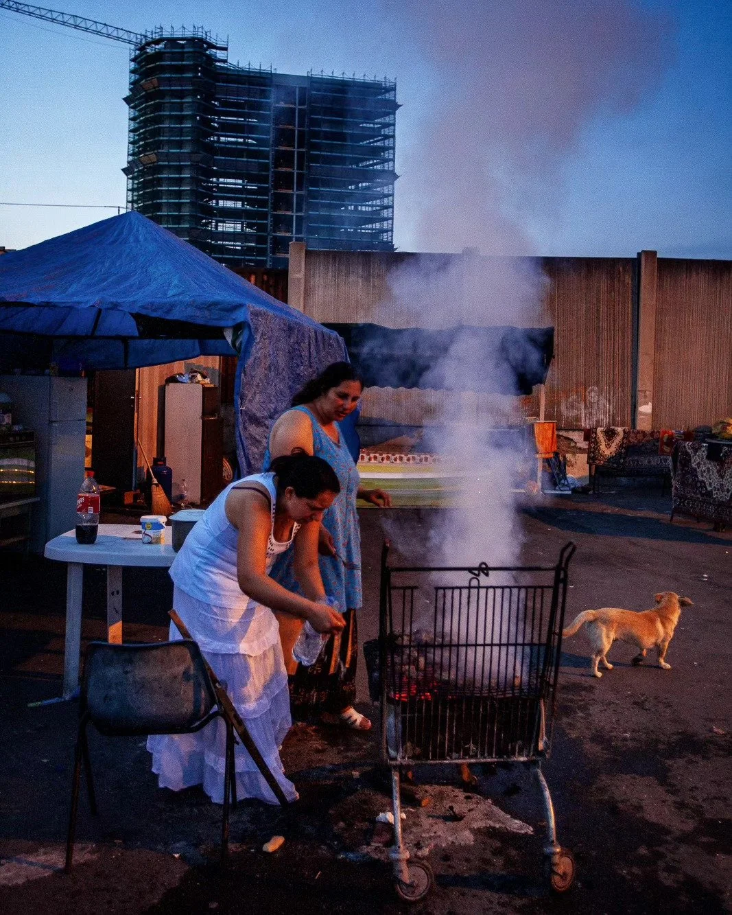 Dia Internacional do Povo Cigano
08 de Abril
Churrasco cigano&nbsp;
Comunidade Rom Triboniano
Mil&atilde;o 2010

International Romani Day 
April 8th
Gypsy barbecue
Triboniano&nbsp;Gypsy Settlement&nbsp;
Milan 2010
.
.
.
.
.
#streetphotographymagazine