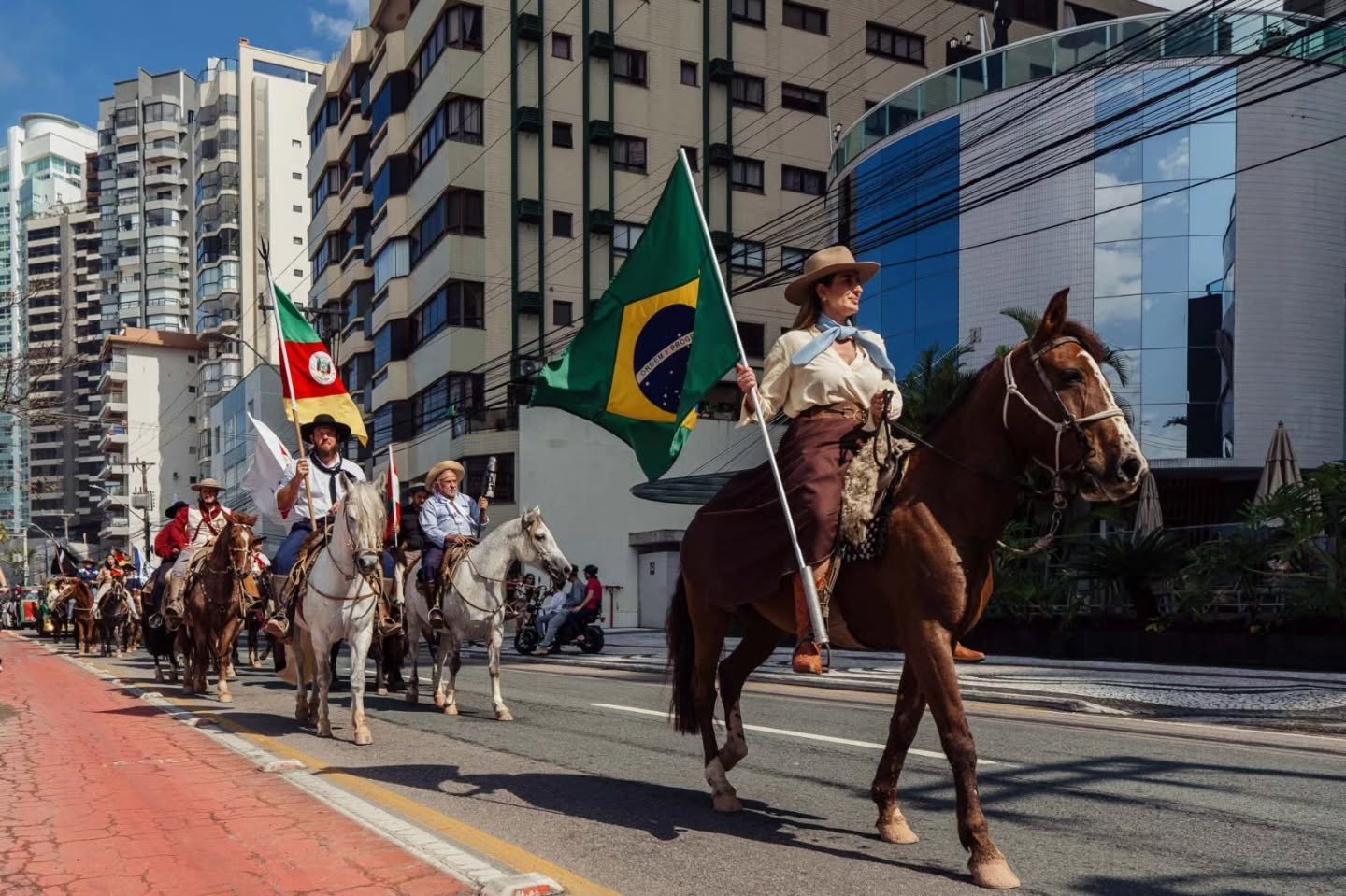 No litoral de Santa Catarina, gigantes de concreto disputam o c&eacute;u. Suas fachadas espelhadas refletem um ideal de prosperidade que transformou a paisagem em monumento &agrave; riqueza e ao sucesso individual.

O sonho come&ccedil;ou com a soja,