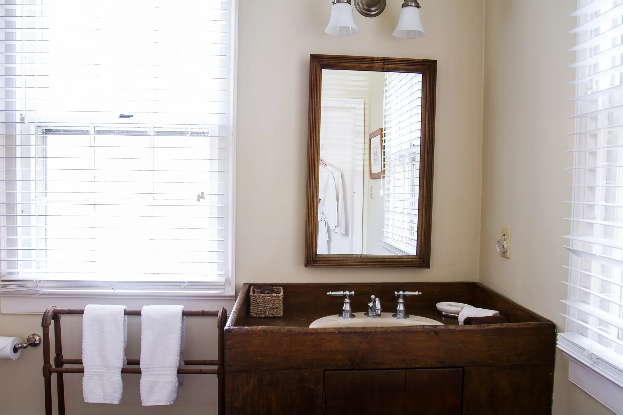 Private bath with washbasin sink