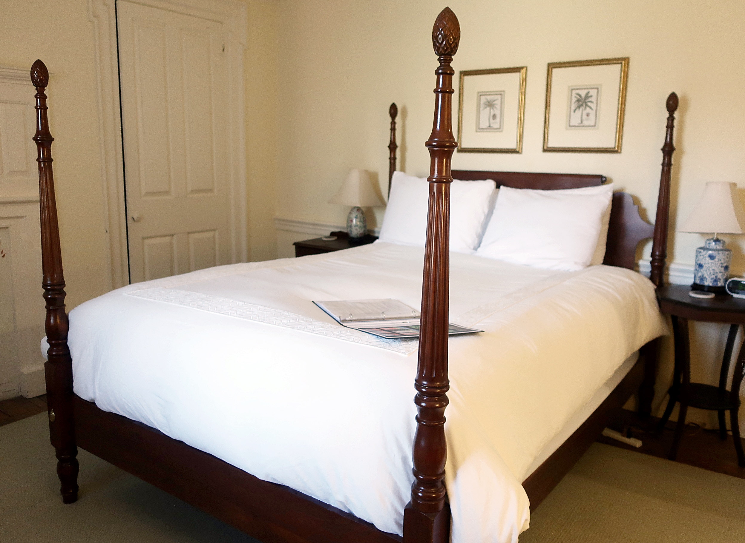 Four poster Queen sized Bed