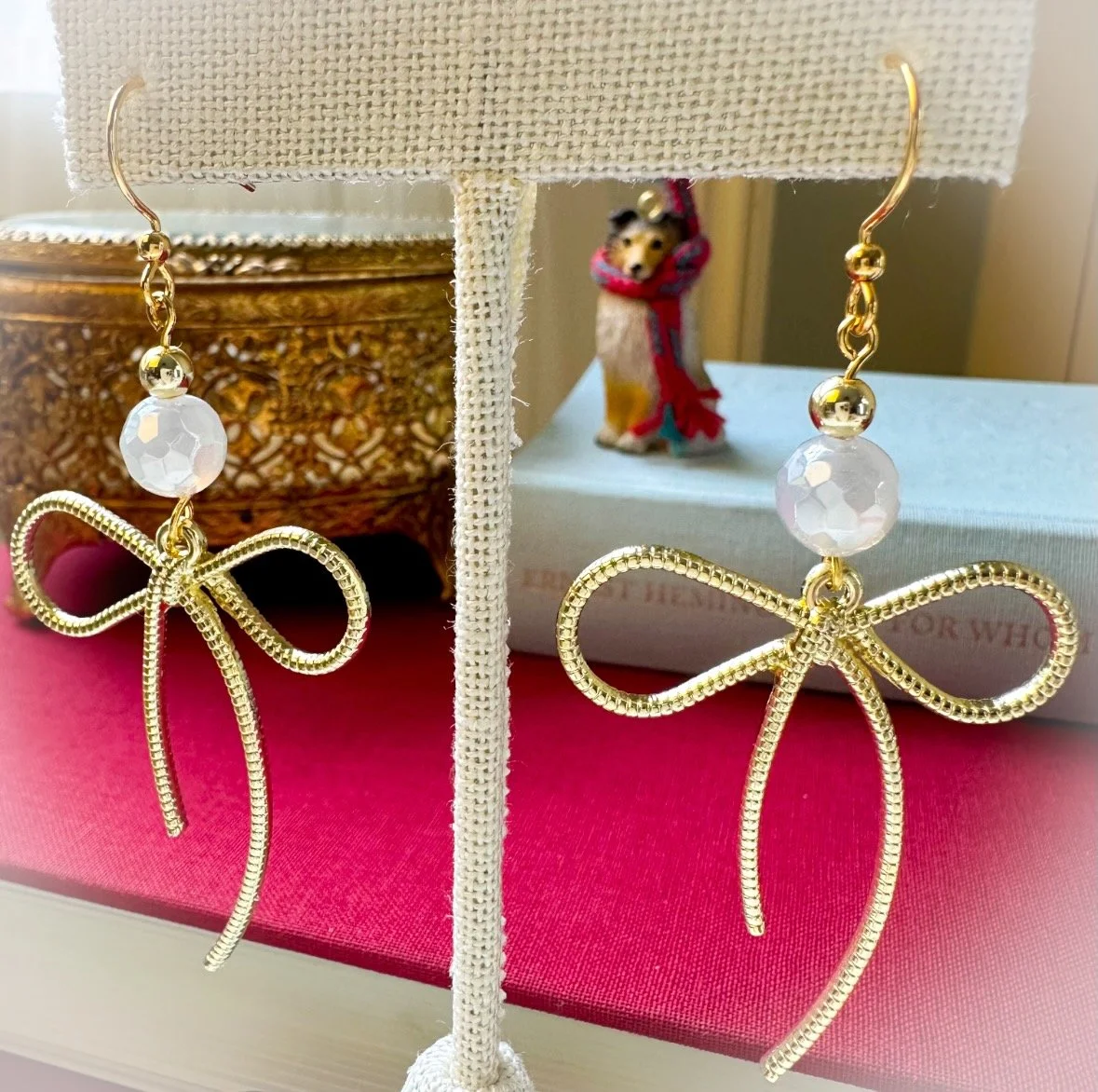 large gold rope bows with mystic agate on a red background.