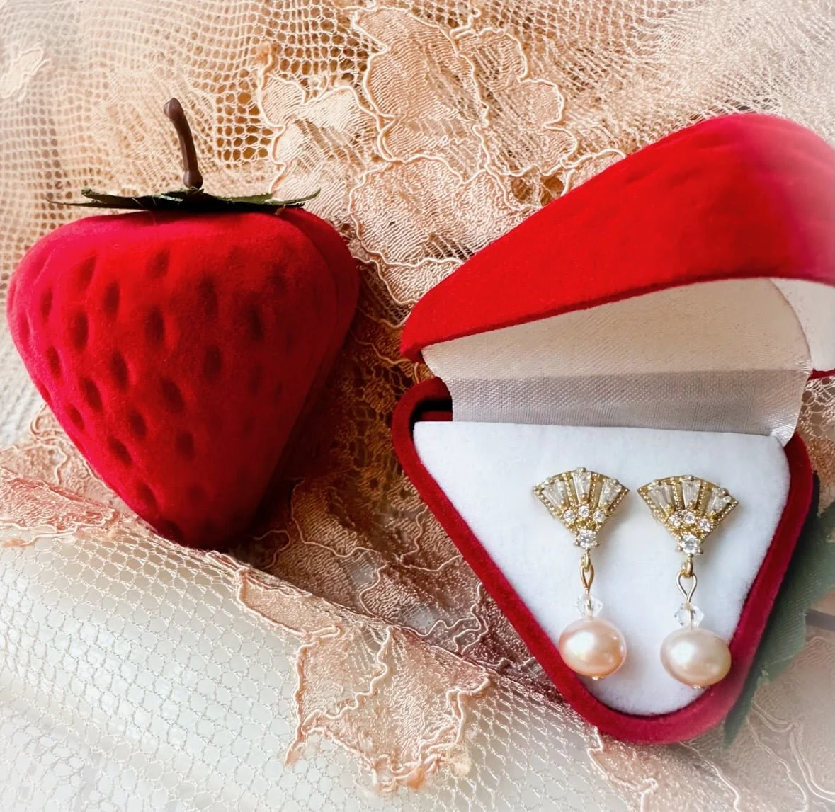 Downton Abbey Real pearl earrings, 1920s style, in red velvet strawberry box.