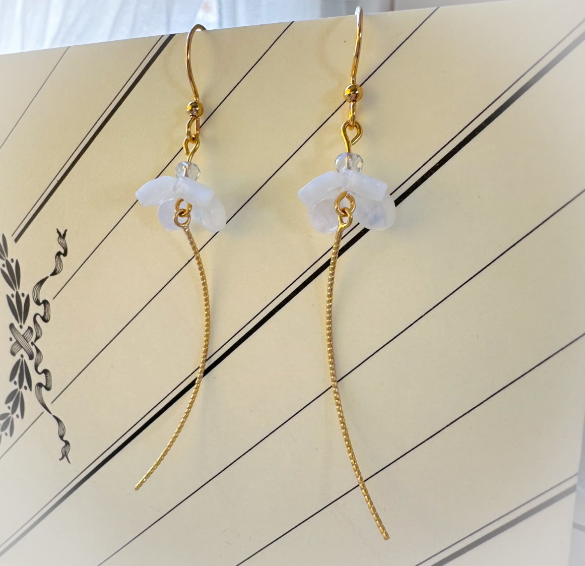 pretty little flower earrings, white.