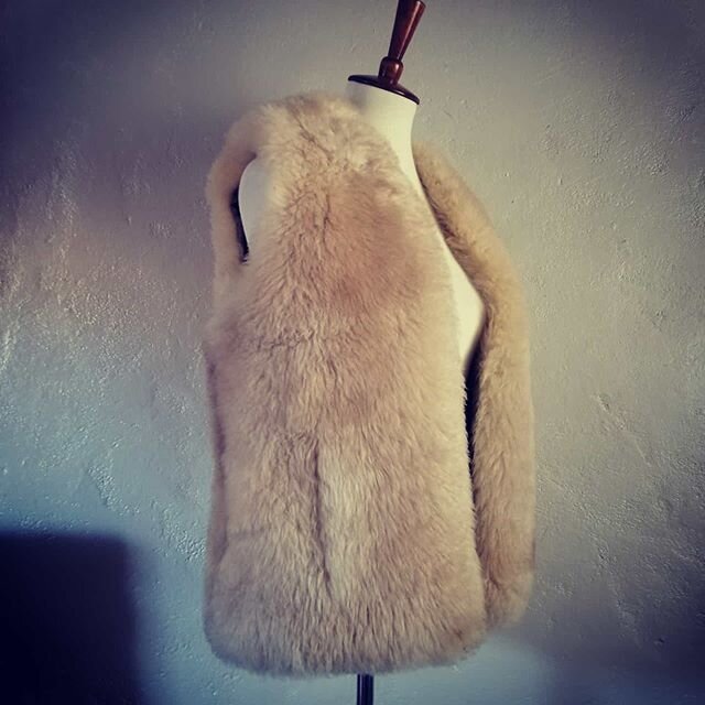 Stare upon beauty. Some local honey! Overland Sheepskin out of Taos New Mexico. 
36&quot; Bust
15&quot; Across Shoulders
25&quot; Length .
.
.
#rubenstuff #forsale #resellercommunity #estatefinds #hippie #boho #vest #sheepskin #overland #newmexico #s