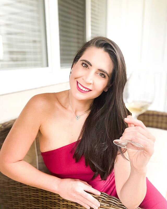 Happy Monday champagne lovers 🥂🥂🥂 What are your goals for this week? One of my goals is to finish the  book &ldquo;But, first champagne&rdquo; - once I finish I should have more fun facts for you all 🥂🥂I also want to know what you are most inter