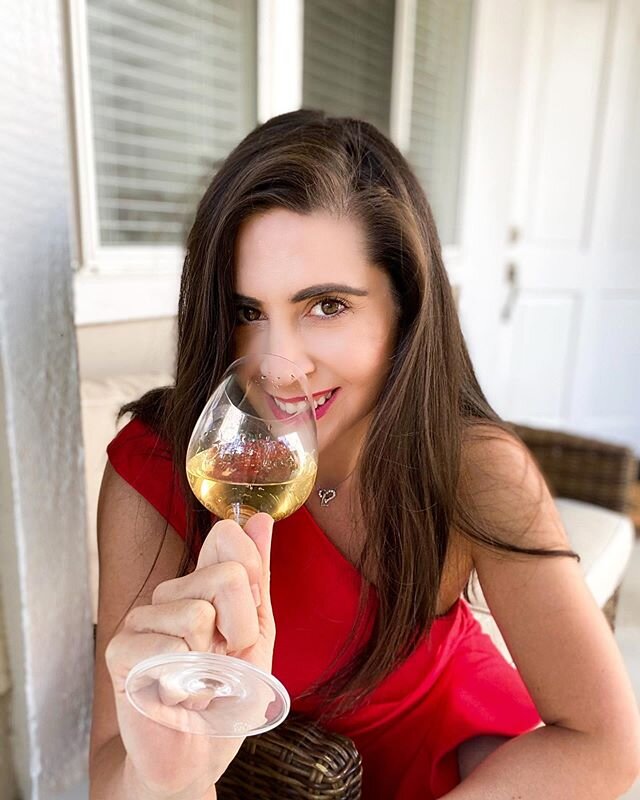 Anyone else so excited for the short week? Tomorrow is already #winewednesday . Do you have any plans for the week ahead? Im still reading my book from last week so I am trying to continue to push through it as there is a lot of interesting informati