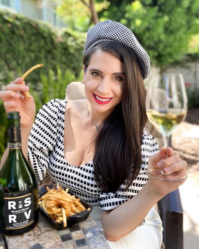 Happy French Fryday! My pairing today is the @ghmumm RSRV vintage 2009 Blanc de Noirs a Grand Cru Pinot Noir from Verzenay in the Montagne de Reims. Mumm has began buying their own Grand Cru vineyards in the 1800s and this is a single village blend -
