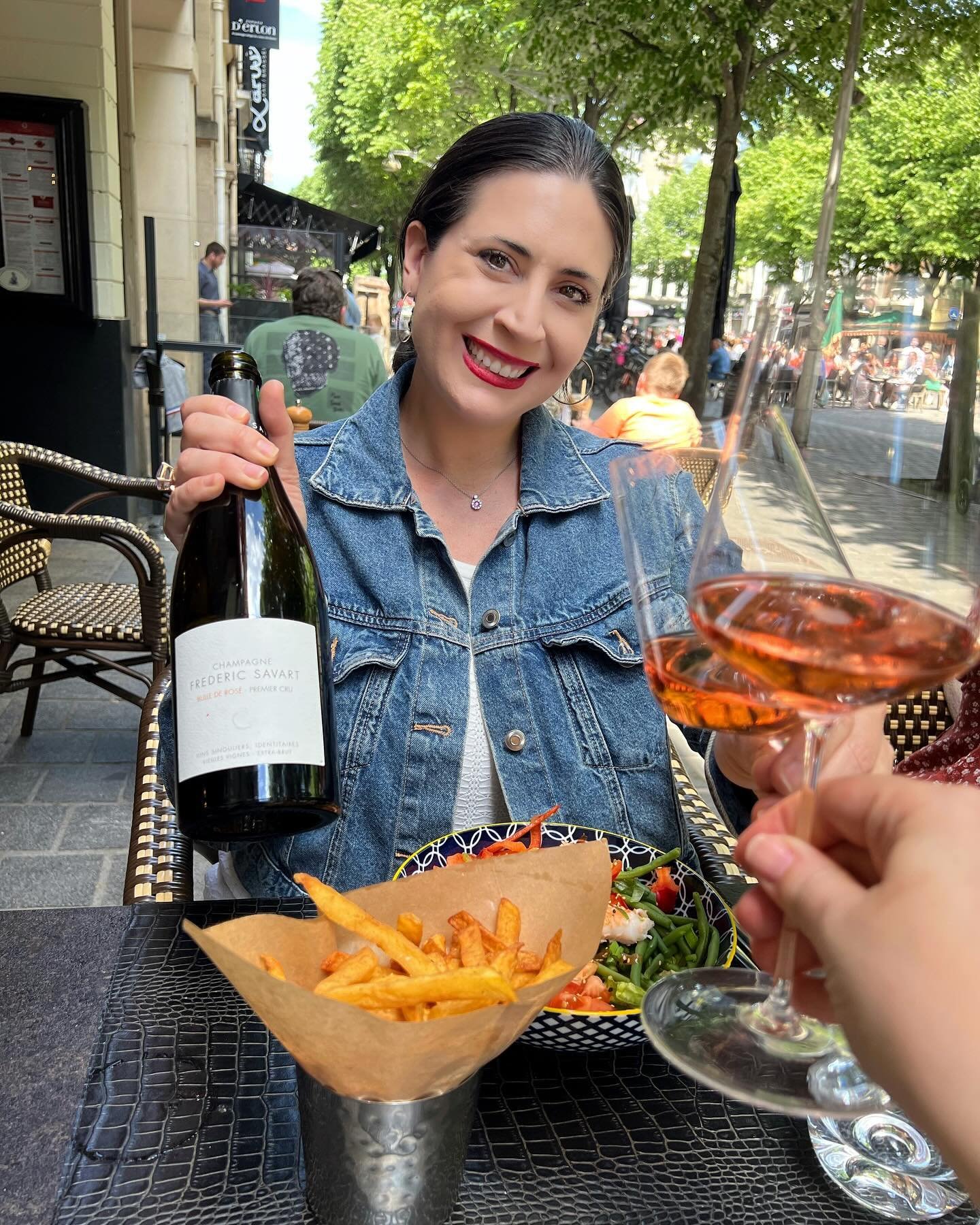 Happy Fryday!! ✨🍟

The first terrace Fryday of the year is always one of the best ones! Felt so good to sit on the terrace @thegluepot in the sunshine ☀️ even better when enjoyed with new wine friends 

Salmon salad - fresh, delicious and perfect to