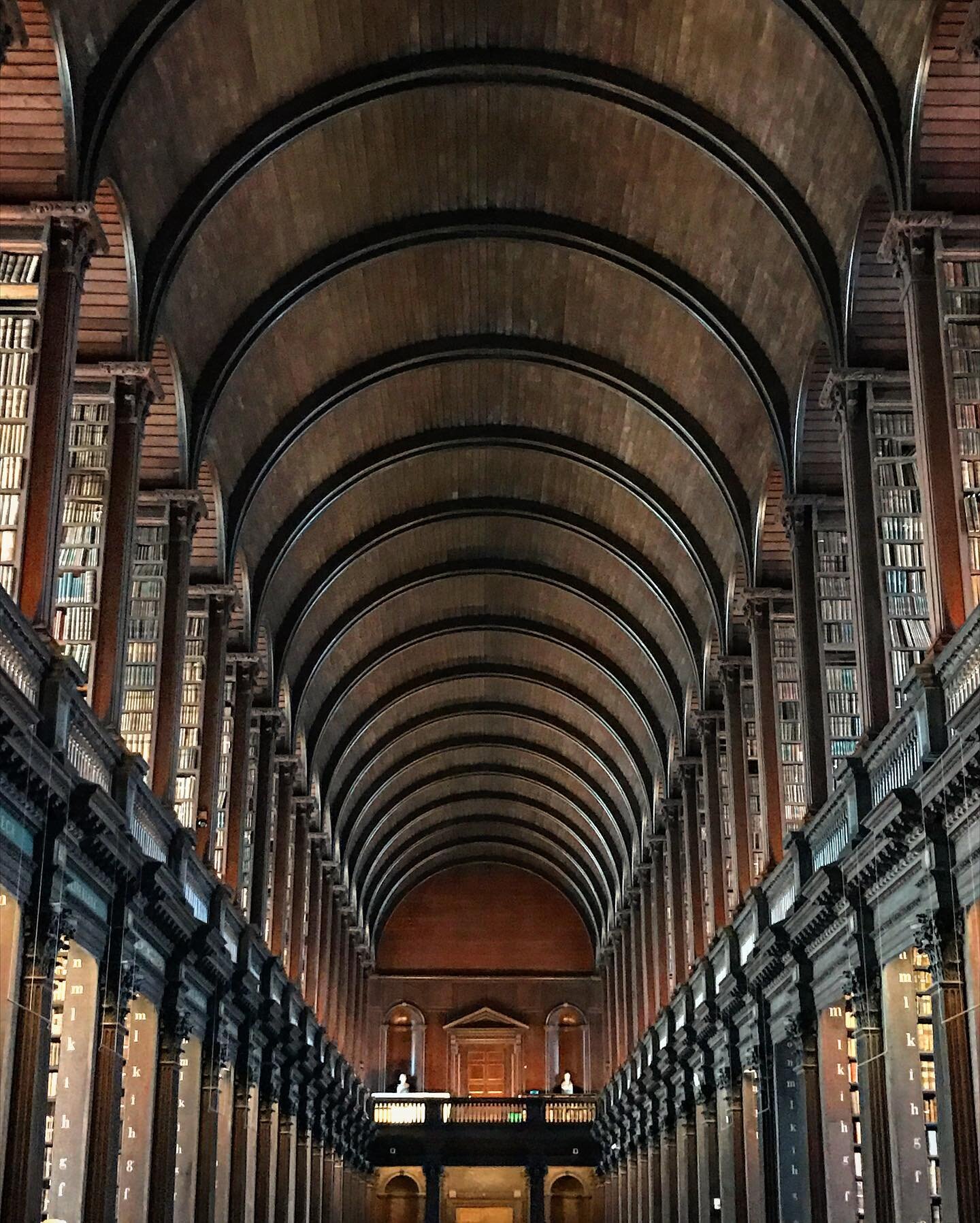 When you first visit the motherland🍀and are obsessed with #leadinglines✅, the first stop is for a Guinness🍺🤢 BUT then you go see #trinitycollegedublin!! Y&rsquo;all have seen this on a bunch of other feeds but I still had to collect my postcard sn