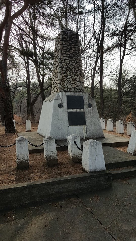 The originally monument to TF Smith built in 1959 by the 24th Infantry Division. This monument is situated on the crest of the western-most hill, where one rifle platoon was emplaced during the battle. Source: author. 