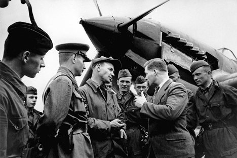 A group of Il-2 pilots discuss the results of a mission after landing.