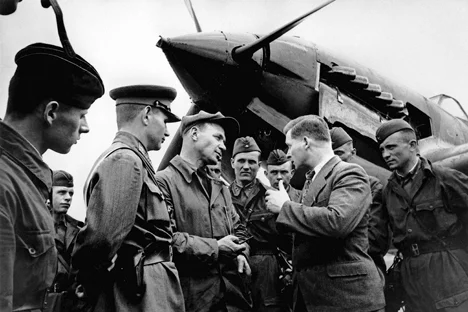 A group of Il-2 pilots discuss the results of a mission after landing.