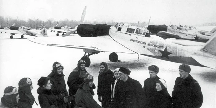 A group of Il-2M3 pilots prepare for a mission. The shrouds over the engine are intended to keep the engines warm during the extreme temperatures of the Russian winter. Without the shrouds, the engines would seize and refuse to start.