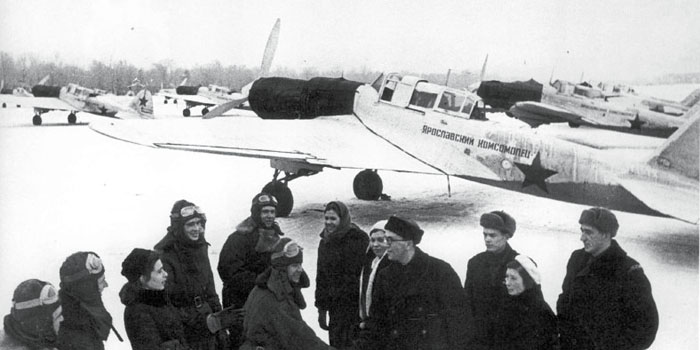 A group of Il-2M3 pilots prepare for a mission. The shrouds over the engine are intended to keep the engines warm during the extreme temperatures of the Russian winter. Without the shrouds, the engines would seize and refuse to start.