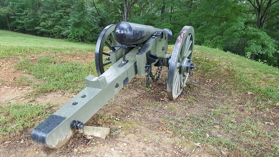 A number of artillery pieces are positioned around the fort, indicating the former positions of the outer earthworks. Source: Author.