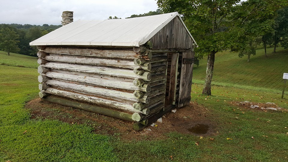 ONE OF THE ONLY STRUCTURES INSIDE THE FORT TODAY IS A REPLICA OF THE KIND OF CABINS THAT CONFEDERATE SOLDIERS WOULD HAVE LIVED IN DURING THE WINTER OF 1861-1862. SOURCE: AUTHOR.