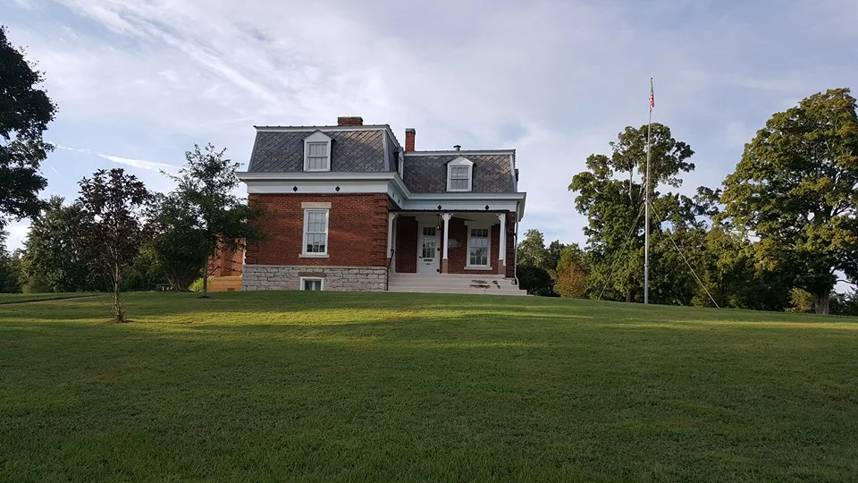 THE CEMETERY KEEPER'S HOUSE, SITUATED IN THE MIDDLE OF THE CEMETERY. SOURCE: AUTHOR.