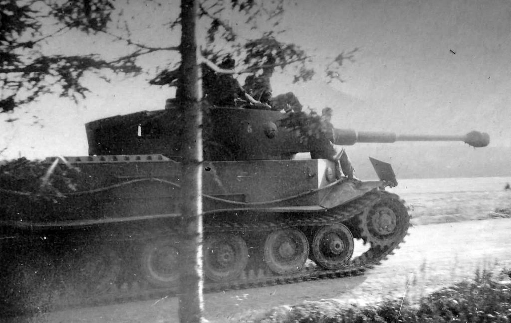 WW2 Picture Photo 1944 German Tiger II side by side with Sherman 75mm tank 2949 