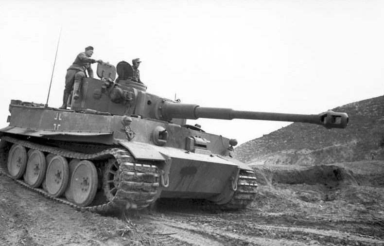 An early-production Tiger I in service in Tunisia. Photo source: Bundesarchiv.