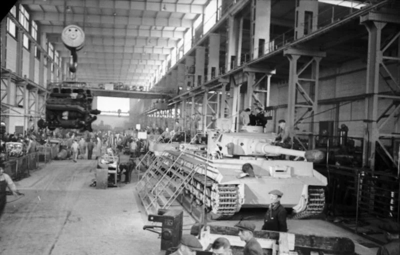 An assembly line for Tiger Is. Frequent bombing by Allied aircraft meant that production would ultimately be decentralized, further delaying the rate at which these complex tanks could be produced. Photo source: Bundesarchiv.