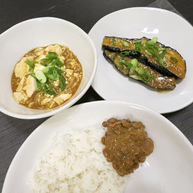 It was really nice to wind down last night from these past crazy couple weeks in SoCal. Made some mabo tofu with enoki mushrooms and a nasu dengaku to go along with my natto and white rice ❤️ very satisfying meal ☺️ #healthyfood #mapotofu #nasudengak