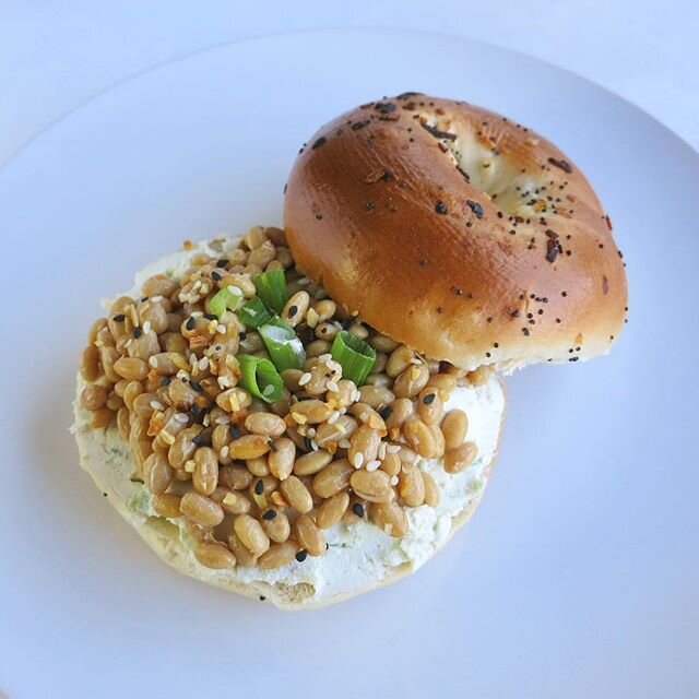 Happy Saturday and long weekend!! 🇺🇸 finally made another batch this week and was excited to try a new combination! This is homemade natto on top of a onion bagel smeared with jalape&ntilde;o cream cheese, topped with green onion and Trader Joe&rsq