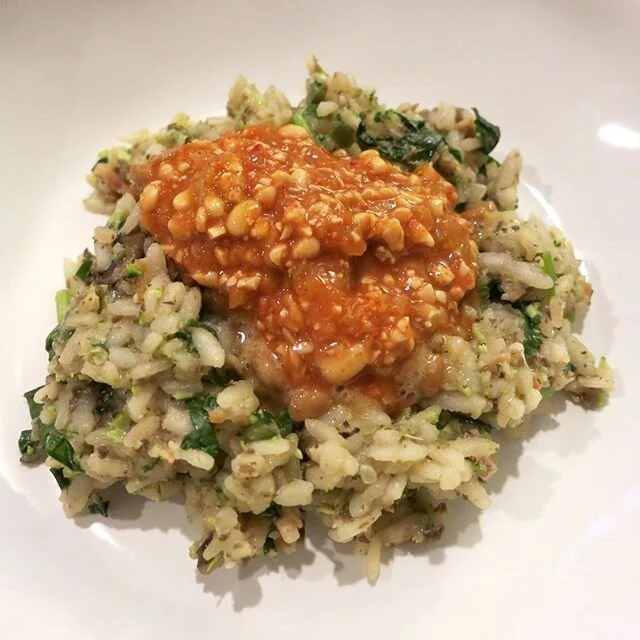 Lately I&rsquo;m really into chopping up my natto for a bit of a #hikiwari style 😉 this time I mixed the natto with a last bit of #kimchi I had and then poured this combo over some #risotto with #spinach #mushroom and #broccoli 👌🏼 Perfection! #hom
