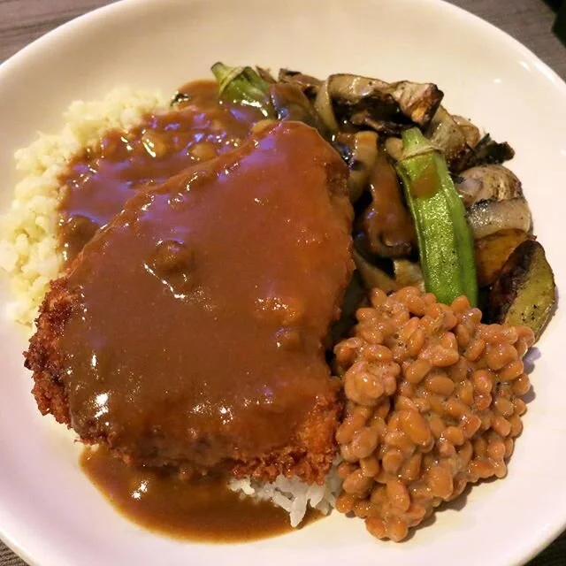 Still thinking about this phenomenal dinner we made last night 🤤 this is #tonkatsu #pork #cutlet with #grilled #vegetables #cauliflower #rice #koshihikari rice #torokeru #curry and a nice dollop of #natto 💜 nothing beats cooking with great friends 