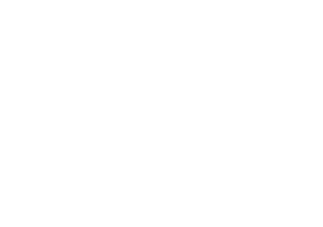 Un tableau blanc avec plusieurs dessins à la craie colorée, notamment des formes géométriques, des lettres et des chiffres