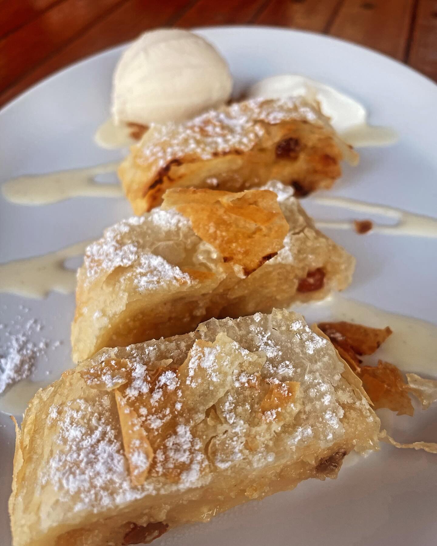 Dessert: Strudel, pommes/poires, miel marais d&rsquo;&eacute;t&eacute;, glace amande. #Dessertparis2023 #fruitsautomnes #pourleplaisir #dugoutdugoutdugout #tradition #florimond #chefpatissier #cuisinemaison