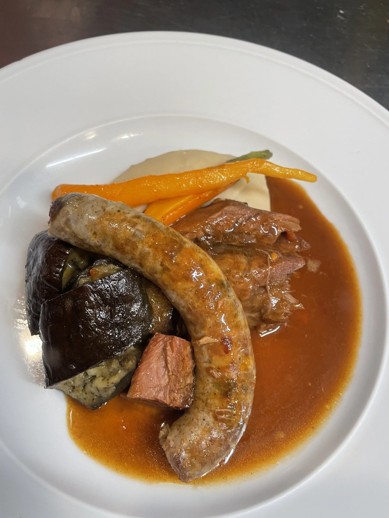 Plat : Gigot sept heures, saucisse d'agneau maison, aubergines et carottes au miel, pur&eacute;e de haricots blancs.

#restaurant #paris2024 #tropbon #faitmaison  #Paris7 #bistronomie
