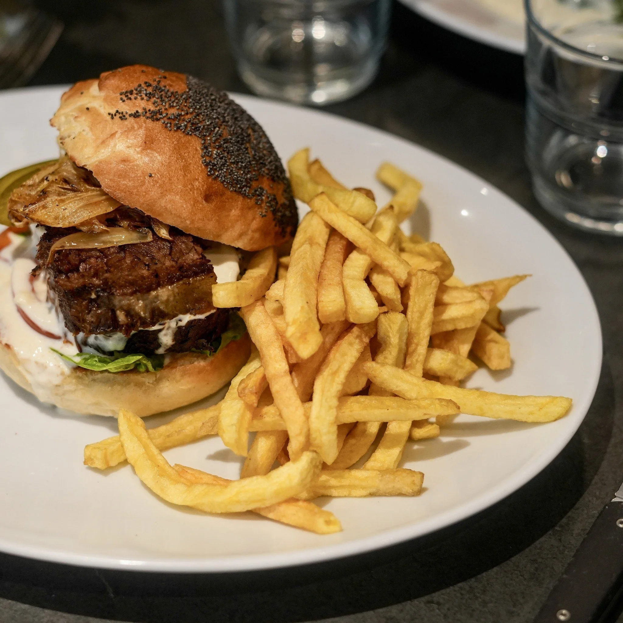 Il arrive d&egrave;s le vendredi 26 juillet au d&eacute;jeuner 

📸 @chloe.avice 

#paris7 #tropbon #Paris2024  #leflorimond #burger #faitmaison
