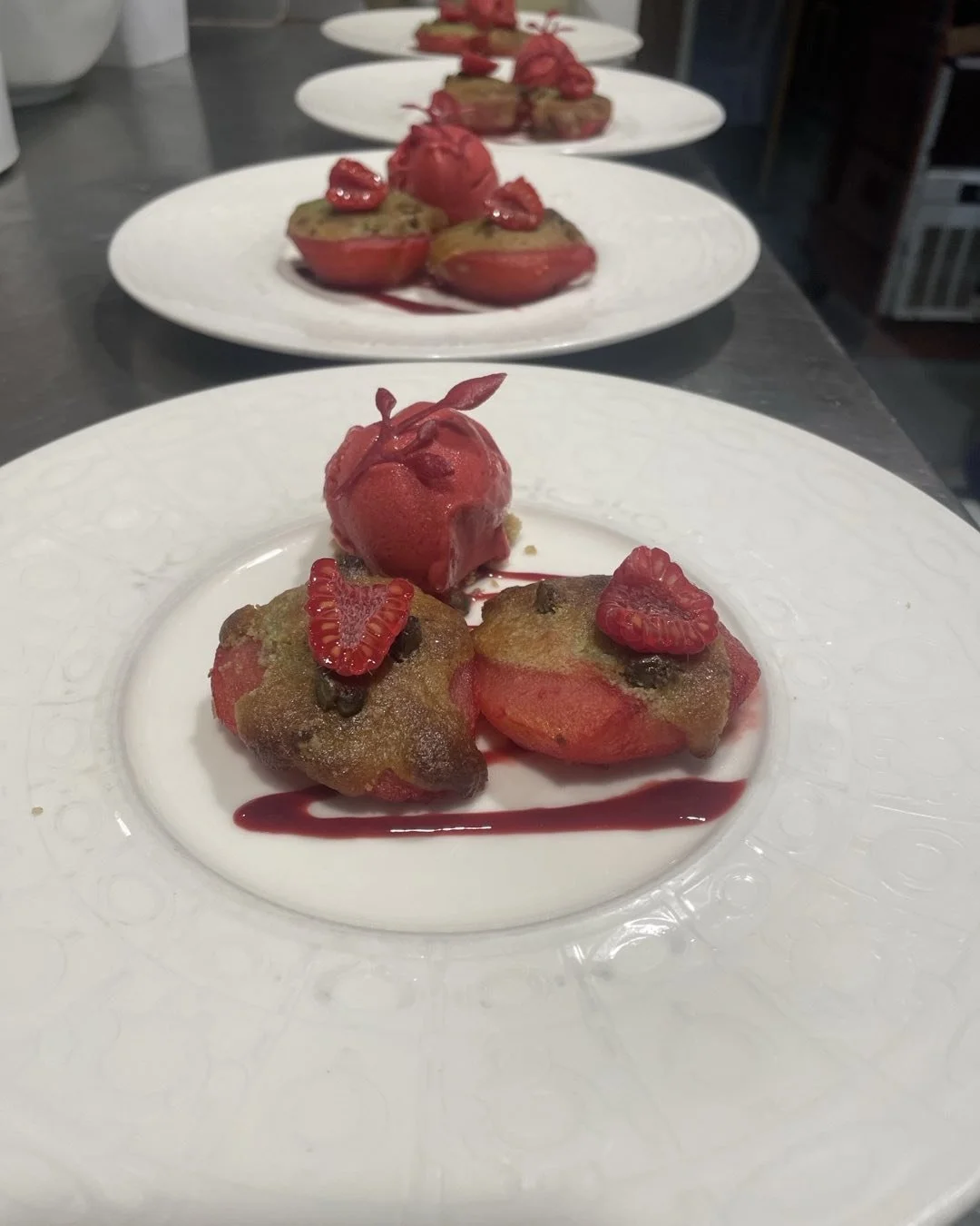 Dessert: Poire gratin&eacute;e aux pistaches et framboises, sorbet framboise  #restaurant2024 #dessertfruit #tiedec&rsquo;estbon #leflorimond