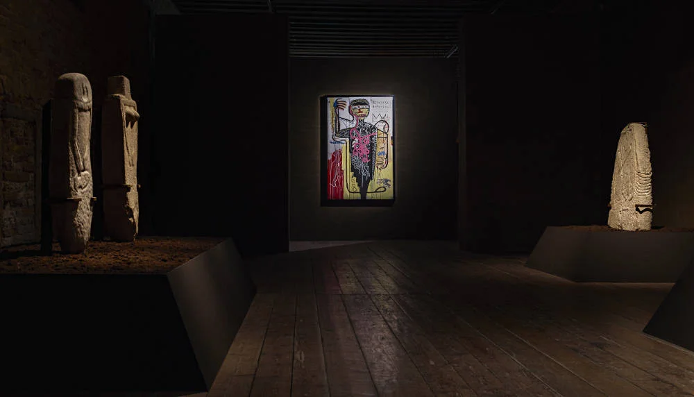 Menhirs-Steles and Jean Michel Basquiat, Versus Medici, 1982, installation view, Intuition, Palazzo Fortuny, 2017 © Jean-Pierre Gabriel