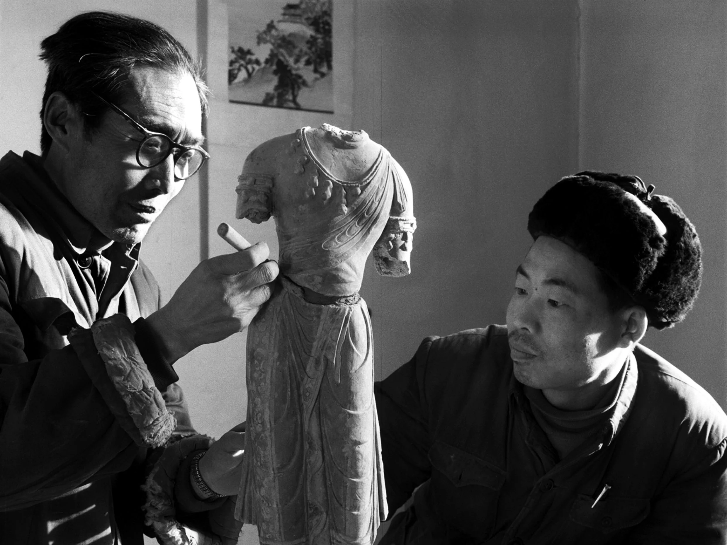 李贞伯与孙纪元修补唐代塑像-1964年1月14日-摄录部-Edit 2.jpg