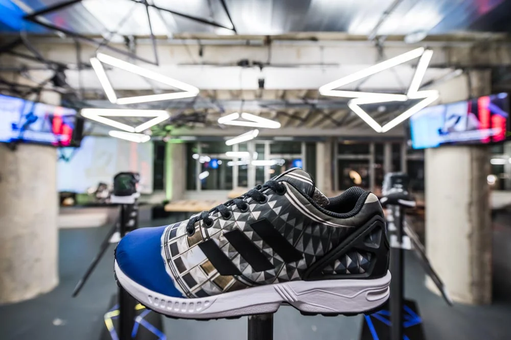   Die individuelle Personalisierung von Schuhen steht im Mittelpunkt und so stellt das Studio eine physische Umsetzung des Personalisierungsansatzes von miadidas dar. Mit Hilfe des&nbsp;  miadidas Konfigurators  &nbsp;und der&nbsp;  #miZXFLUX Photo P