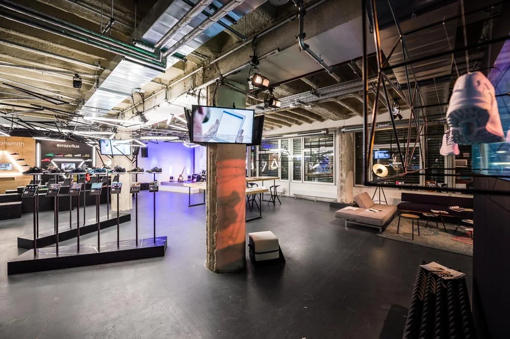   Für weitere inspirierende Momente sorgen wöchentliche Highlights. Das interaktive Studio wird regelmäßig zur Bühne für Musiker, Entertainer und andere kreative Freigeister - Sie laden zu Workshops, Ausstellungen oder Lesungen ein, um ihren originel