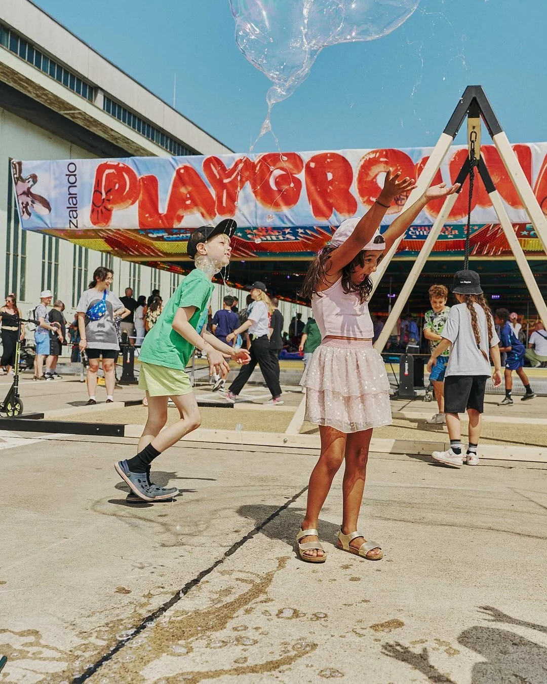 🏀🎧 What. A. Weekend. 🤩

Tempelhof turned into the ultimate @zalando PLAYGROUND for teens &amp; tweens &mdash; from basketball dunks and arcade battles to custom fits and live DJ sets.

With Nike, Tommy Hilfiger, Jordan, New Balance, Champion &amp;