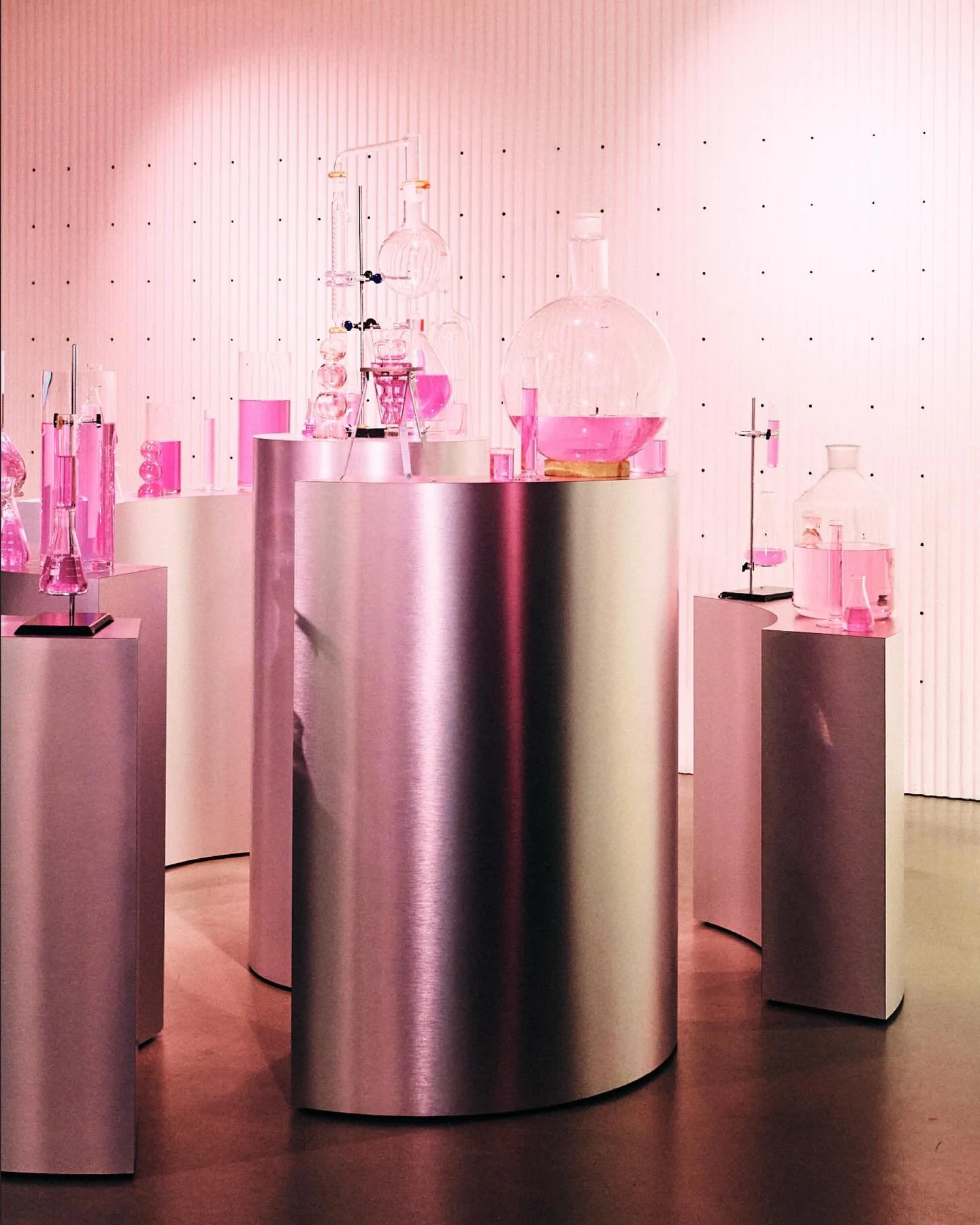 LOOK: clinical clean, high-shine
energy.
TOUCH: weightless glide, silky swipe.
FEEL: comfort-first hydration.
SMELL: subtle, sweet, addictive.
HEAR: Berlin buzzing in the background.
EXPERIENCE: Art of the Lip by O. - 
a lab‑meets‑gallery where lip s