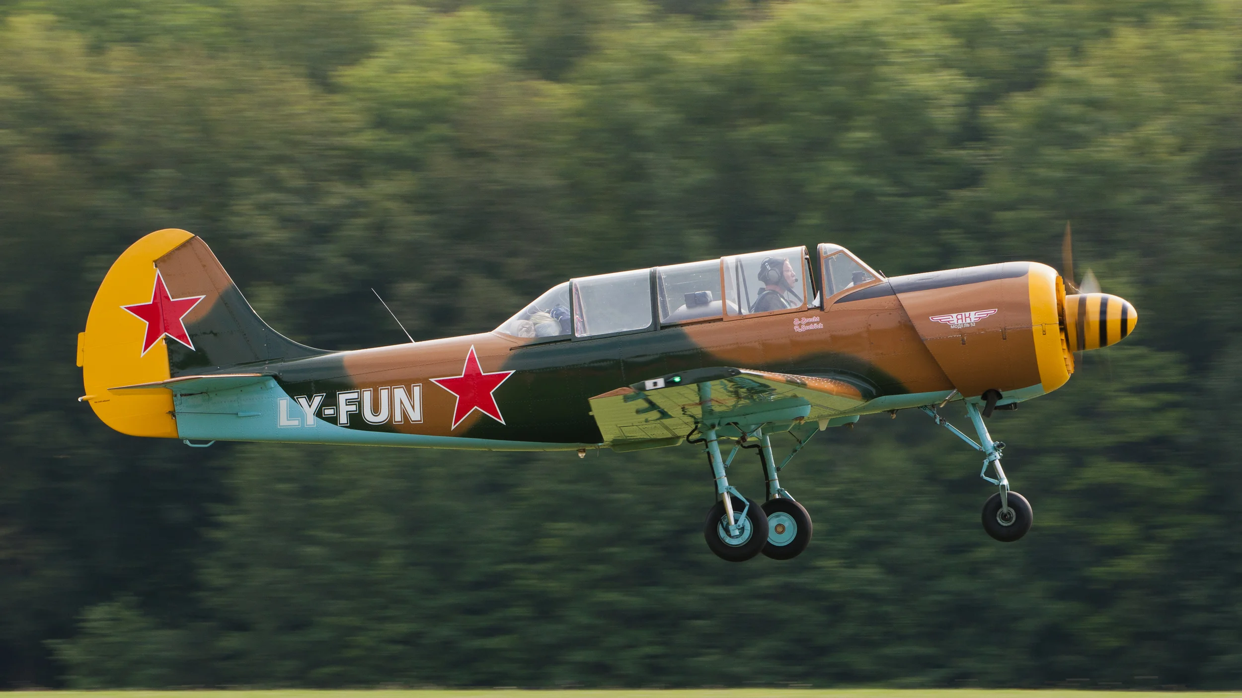Yak_52_LY-FUN_OTT_2013_04.jpg