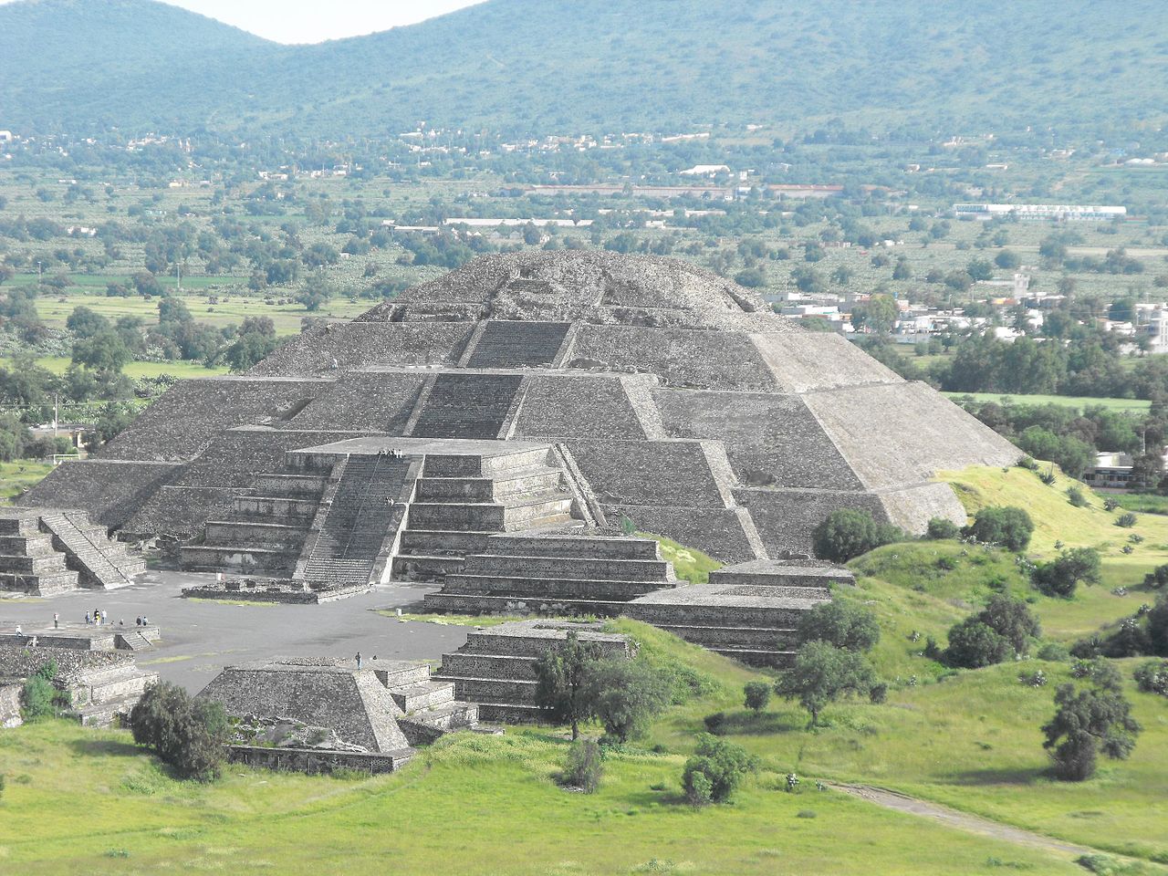 Pyramid_of_the_Moon_-_Teotihuacan_-_Mexico_-_panoramio.jpg
