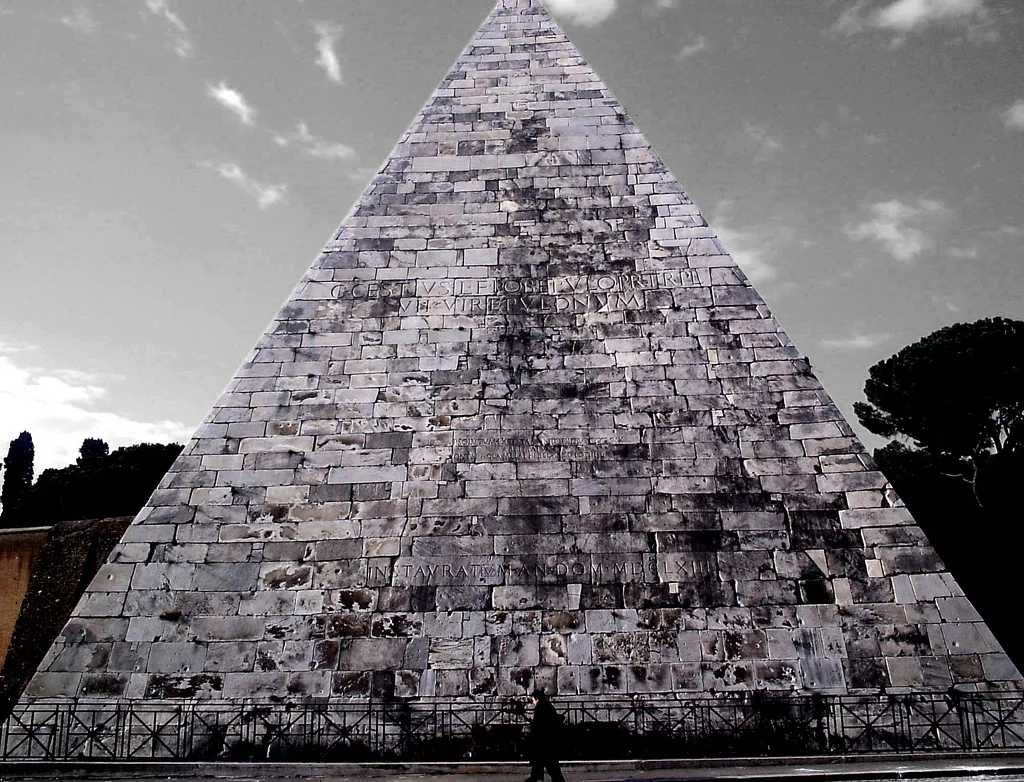 Piramide_Cestia_-_zacharym.jpg